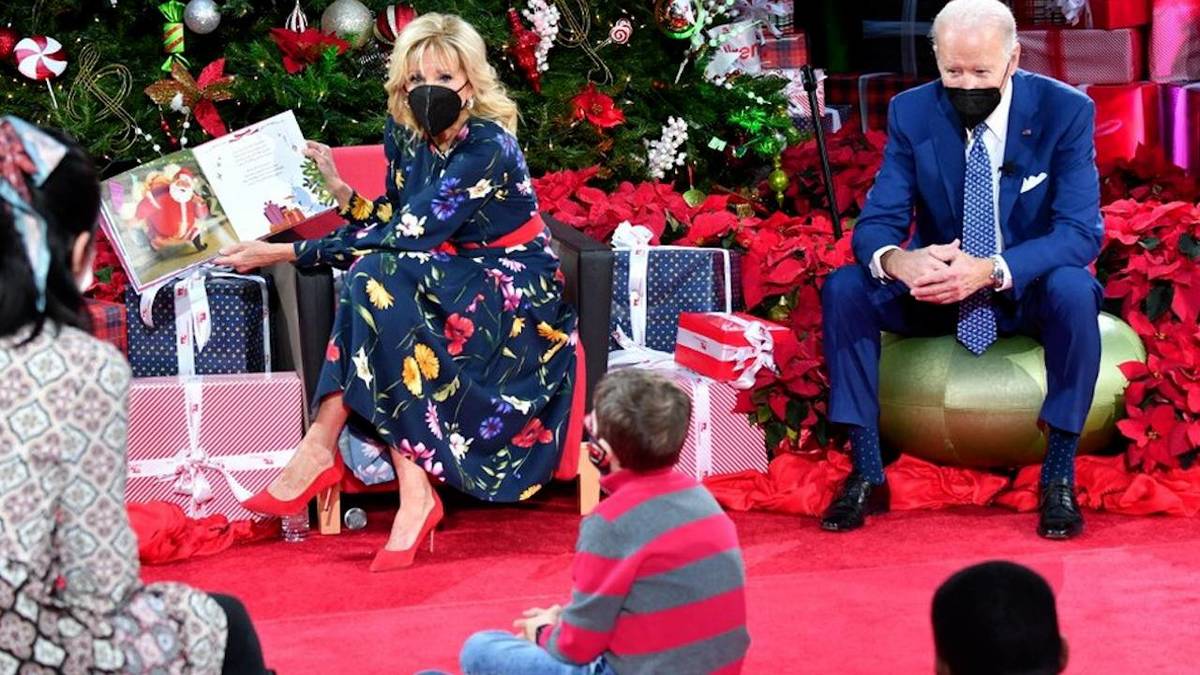 Joe y Jill Biden visitan hospital para niños previo a la Nochebuena