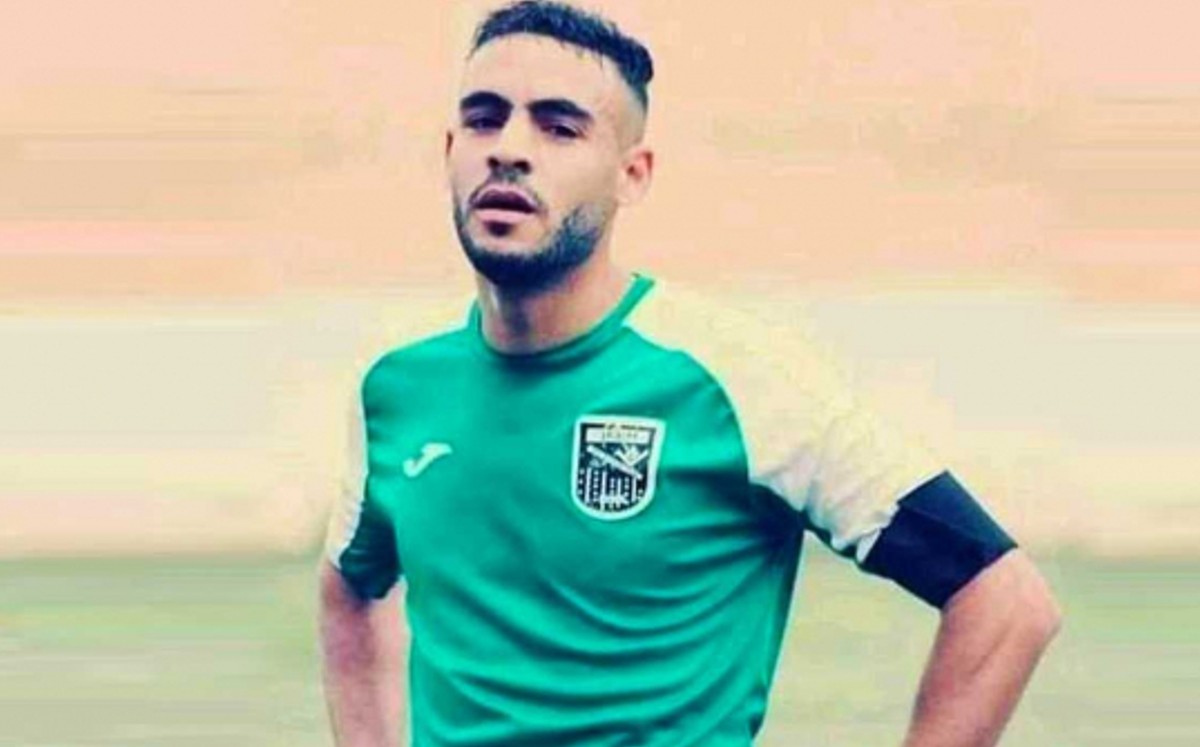 Jugador muere por un golpe en la cabeza en pleno partido en la Segunda División de Argelia (Especial)