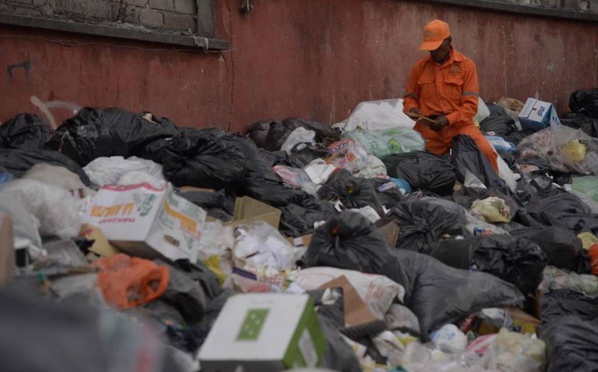 En León, SIAP capacita a recuperadores urbanos para que aprendan a abrir las bolsas de la basura.