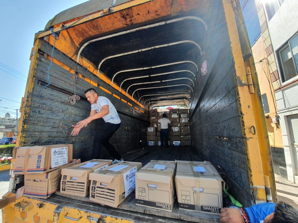 La organización entregó tres millones 14 mil 827 firmas en formatos impresos que el INE deberá contabilizar (Twitter: @QueSigaMX)