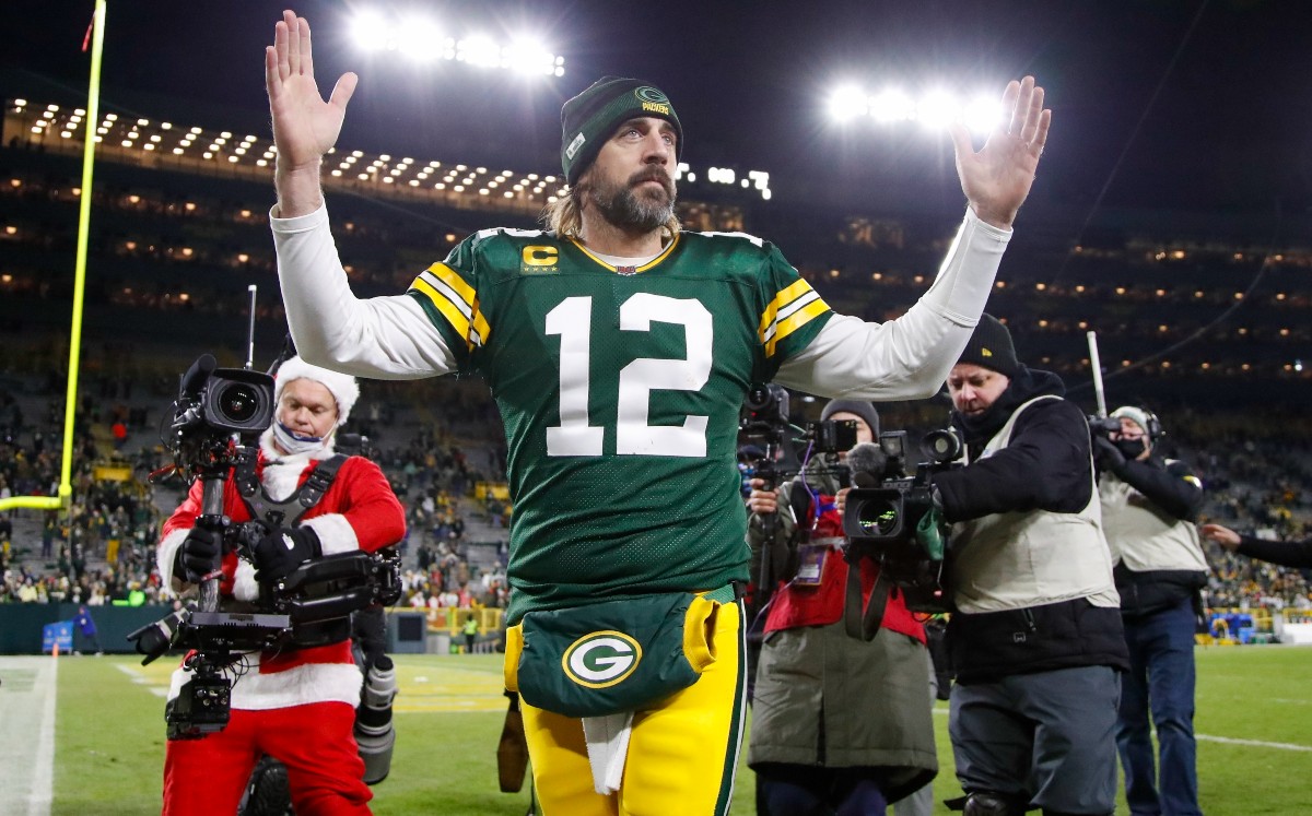 Aaron Rodgers se lleva victoria y récord ante los Browns (AP)