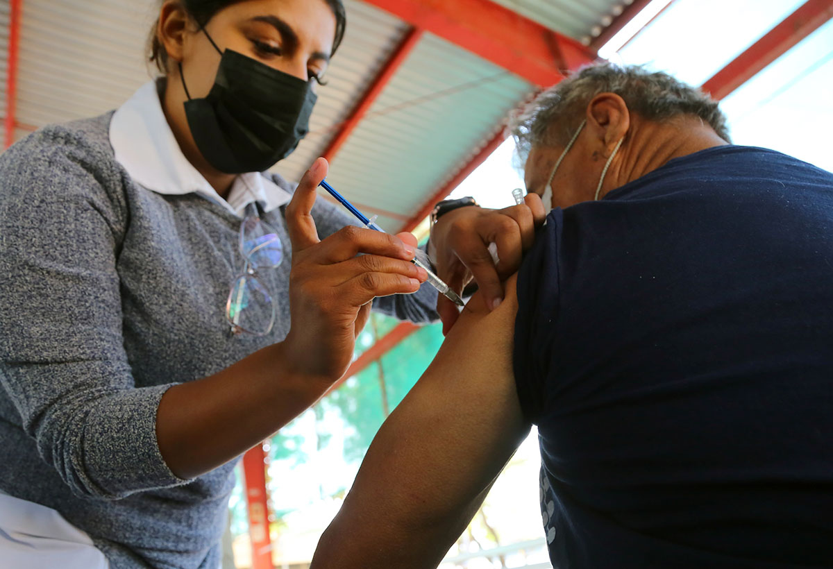 La aplicación de la vacuna de refuerzo a adultos mayores  en Torreón se reanudará este lunes. | Martín Piña