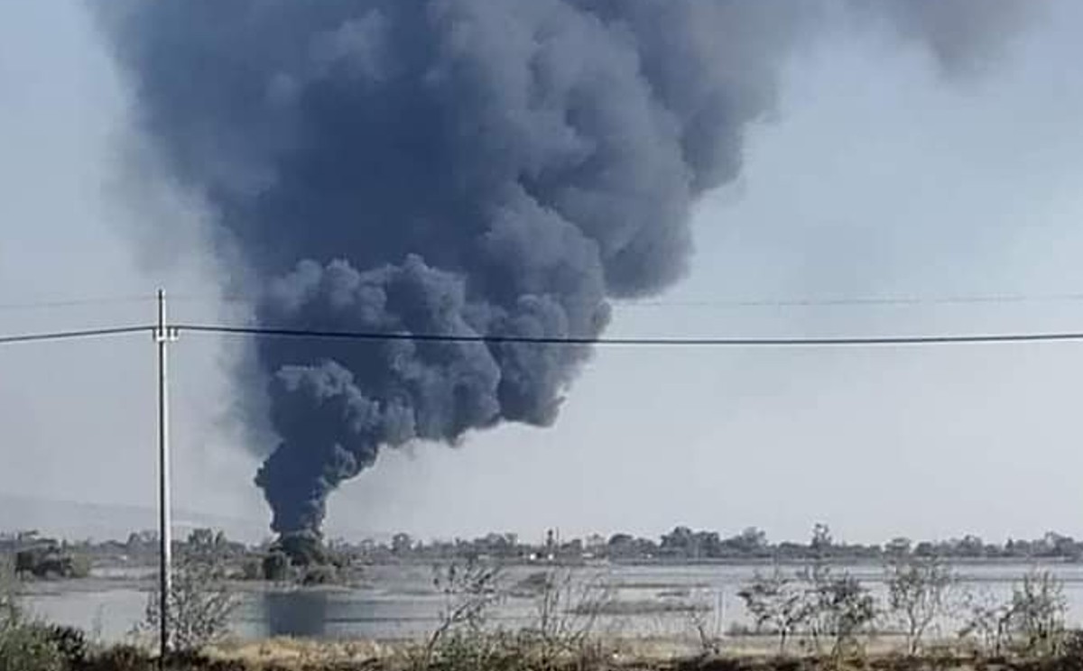 La columna de humo alcanzó más de cinco metros de altura. (Especial)