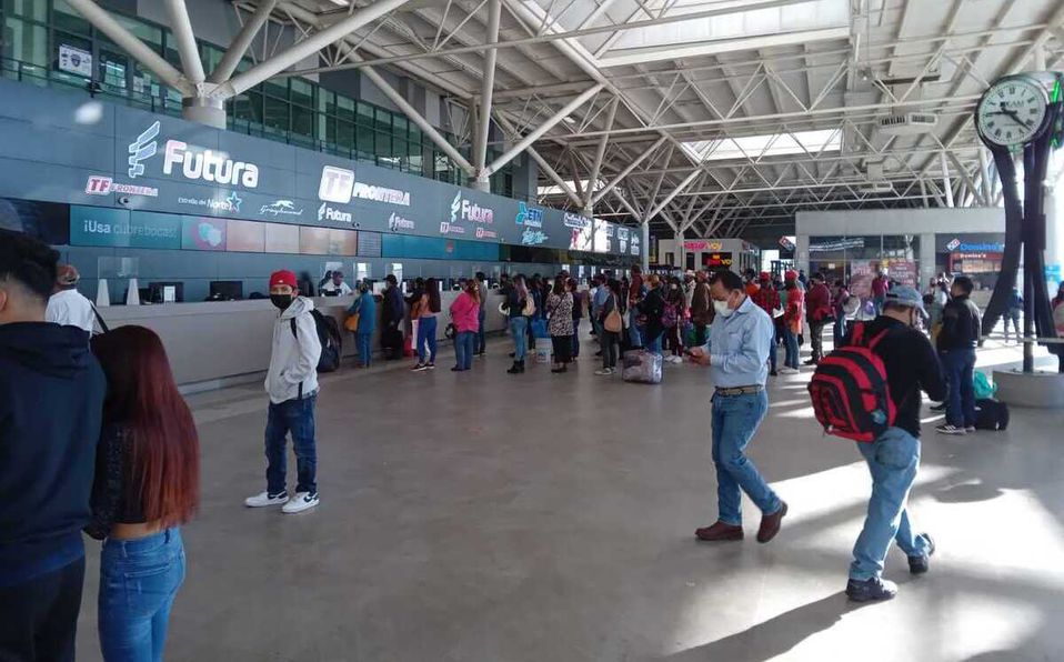 Desairan pruebas covid en la central de autobuses de Monterrey. Foto: Lourdes Soler