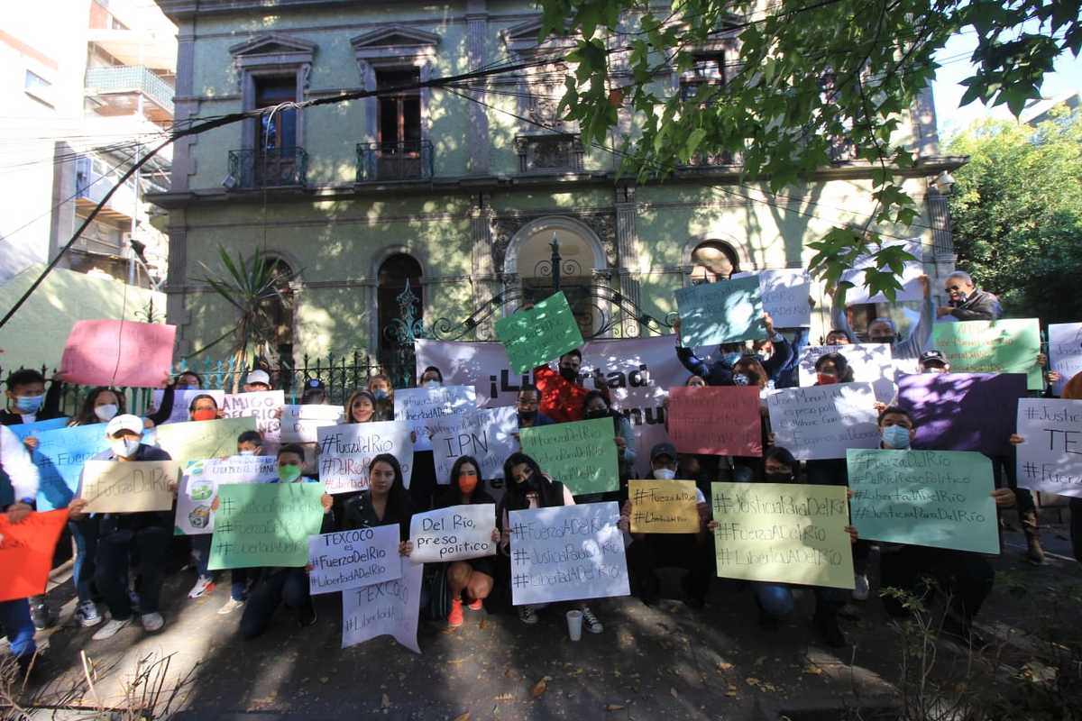 Las familiares de José Manuel del Río protestaron en CdMx apoyados con pancartas. (Especial)