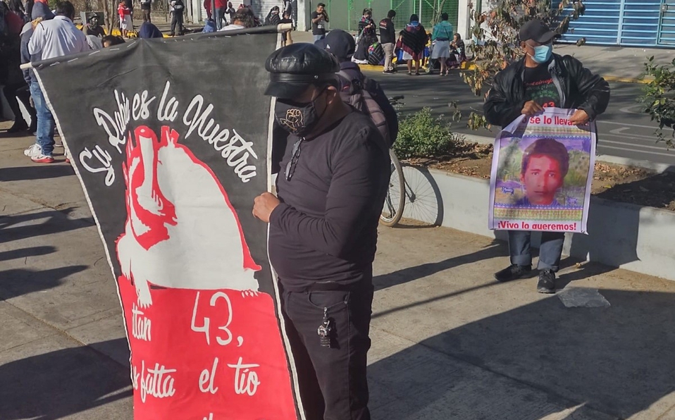 Papás de los 43 normalistas de Ayotzinapa marchan a Basílica de Guadalupe en CdMx