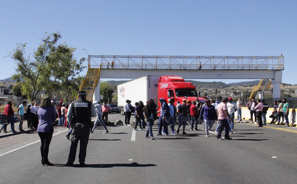Pobladores de Santa Rita cierran la México-Puebla; piden justicia por familia atropellada