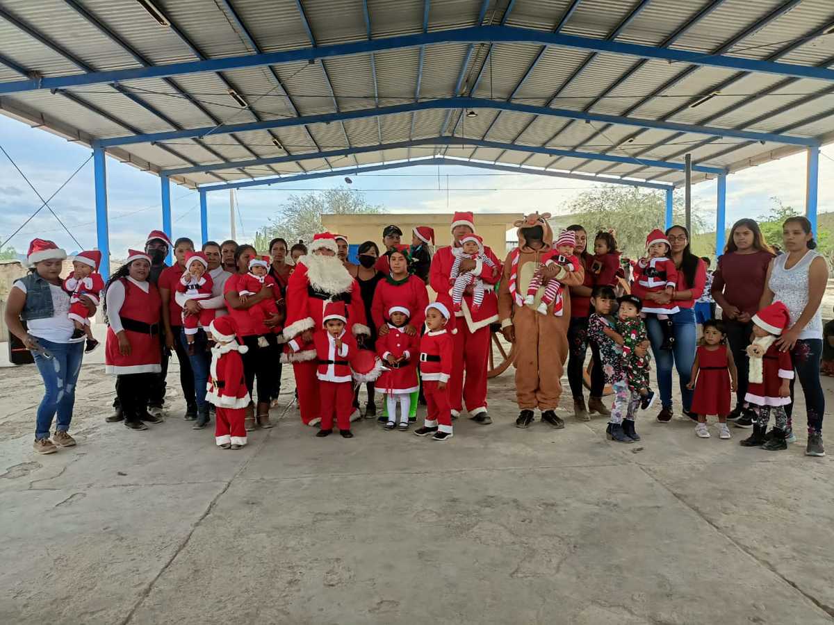 Profesores del sur de NL se convierten en Santa Claus. Foto: Cortesía