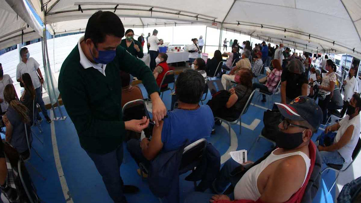 A un año de iniciar vacunación contra covid-19