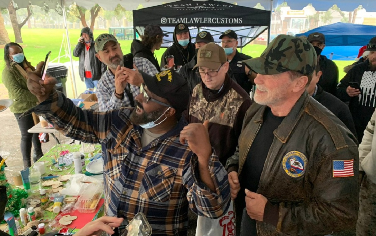 El actor posó con los veteranos que recibieron sus nuevos hogares. | Foto: Twitter