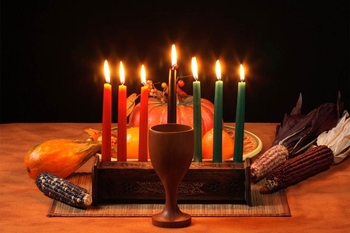 Cada vela de la Kwanzaa tiene un significado especial. | Unsplash