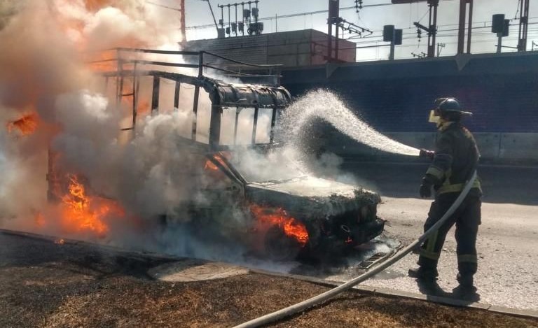 La camioneta se incendió en los carriles centrales de Ignacio Zaragoza. | Bomberos CdMx