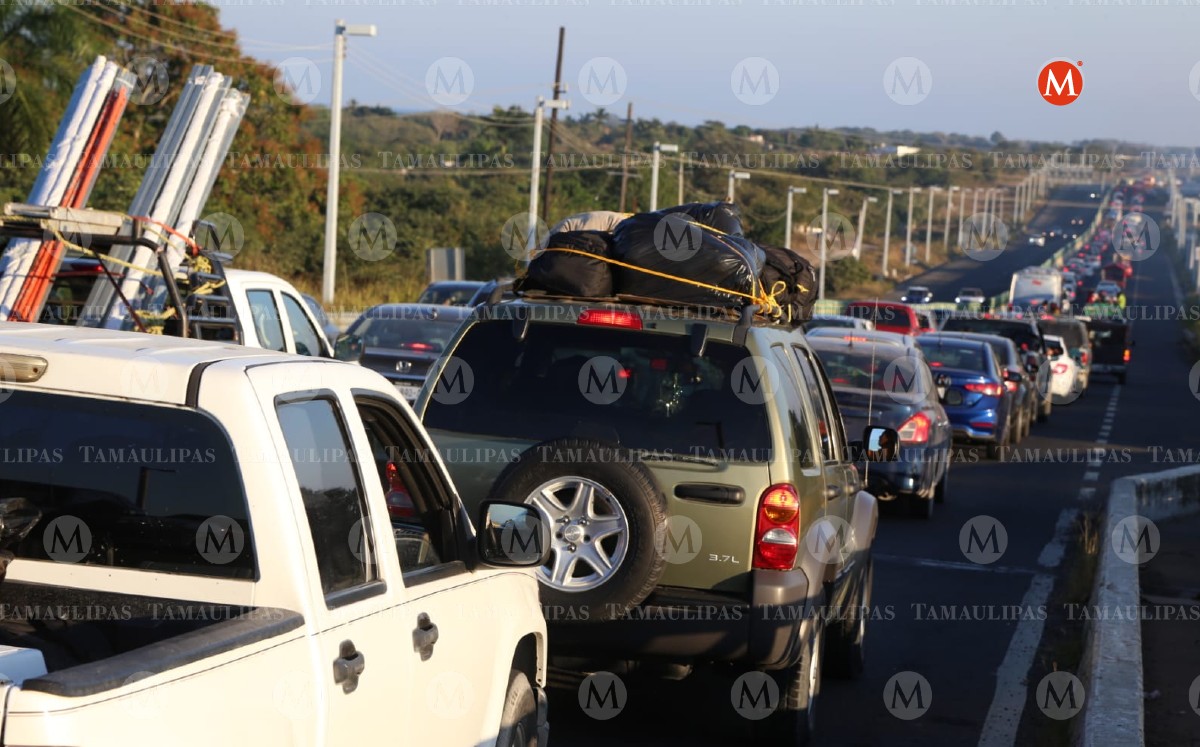 Filas de vehículos en el puente Tampico. (Yazmín Sánchez)