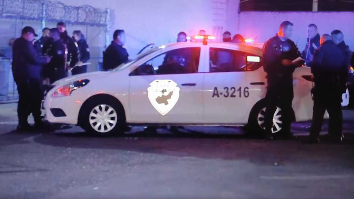 Golpean a policía en Tlaquepaque, querían quitarle su arma