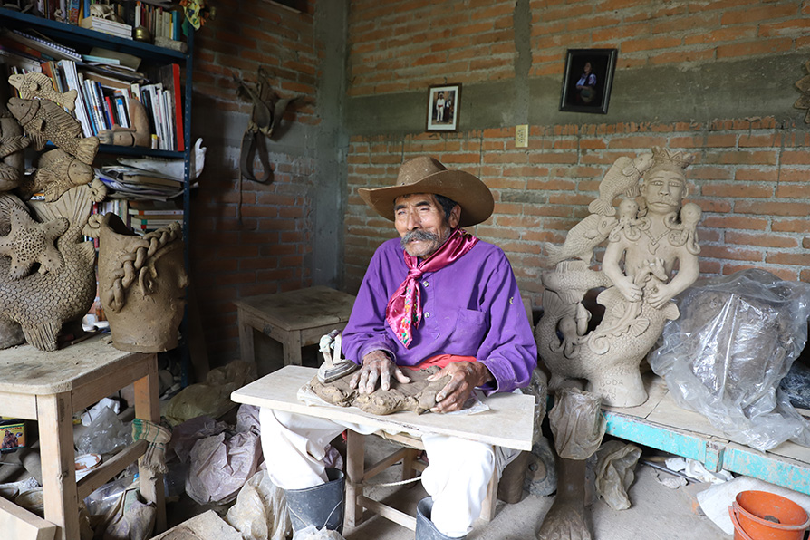 José García Antonio es un ceramista y escultor invidente que utiliza sus manos, la imaginación y su memoria para crear sirenas