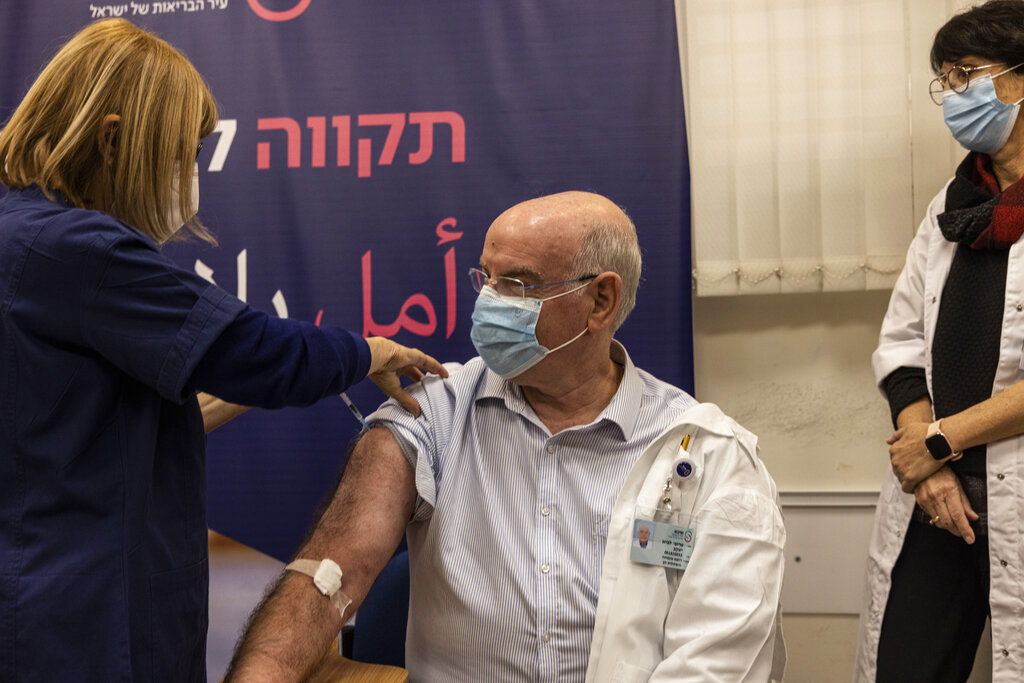 Personal Médico recibe la cuarta dosis contra el covid-19 en Tel Aviv, Israel. (AP)