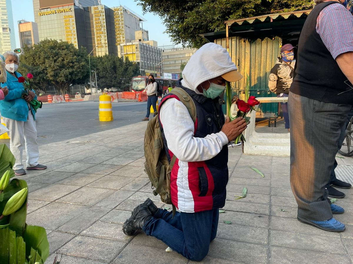 Devotos de San Judas Tadeo llegan a la iglesia de San Hipólito en CDMX