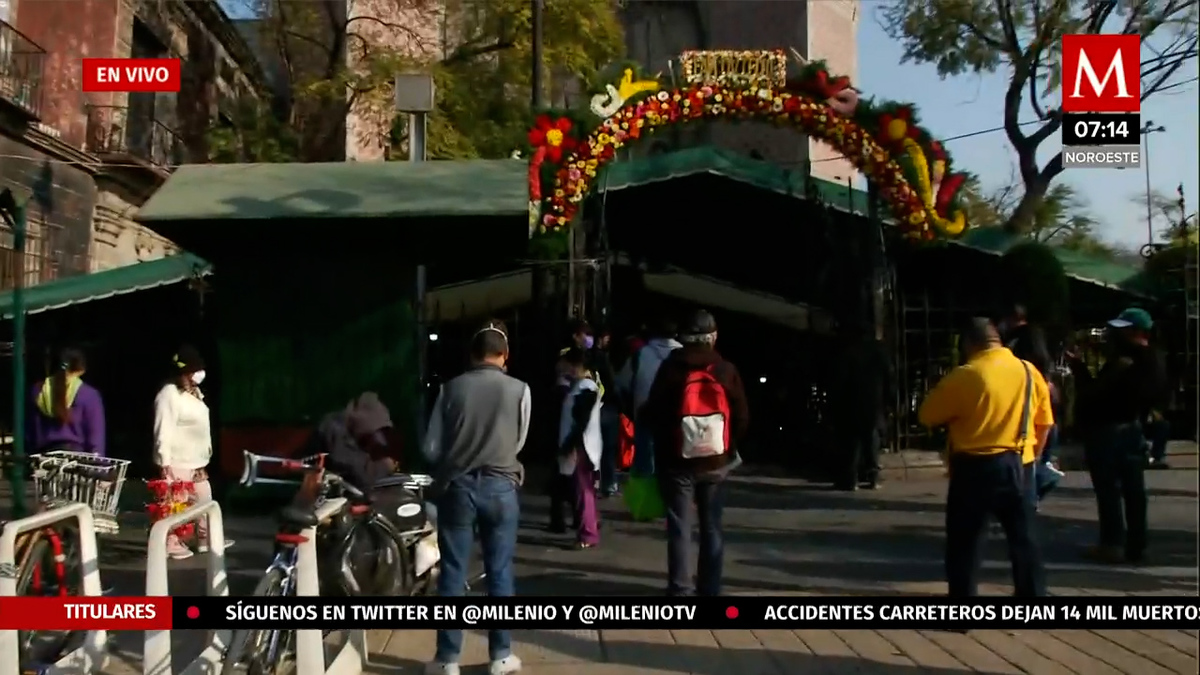 Feligreses acuden a la iglesia de San Hipólito en la CdMx