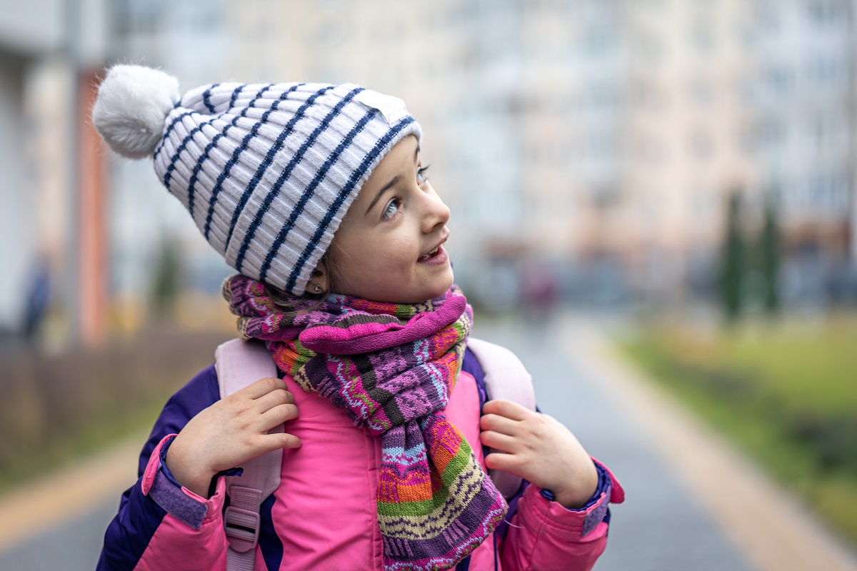 Sigue estas indicaciones para prevenir enfermedades respiratorias en los más pequeños del hogar. (freepik.es)