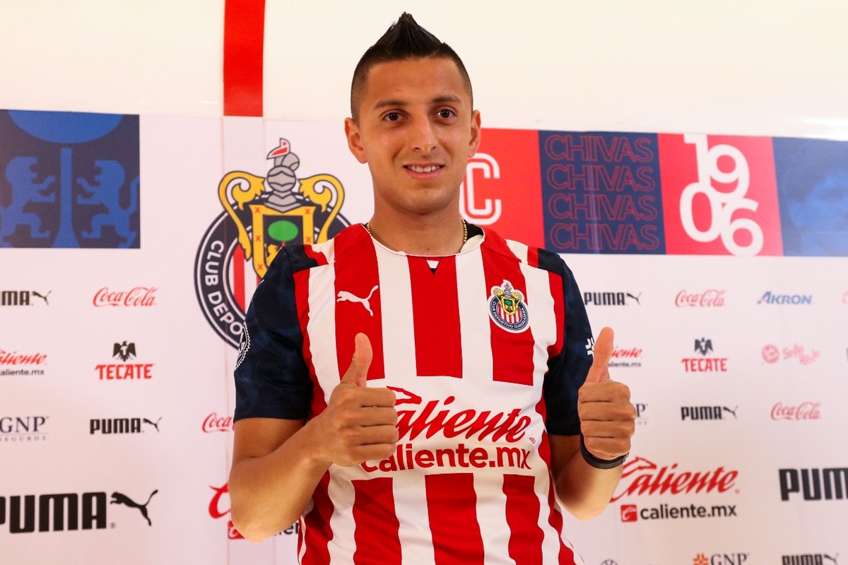 Roberto Alvarado es presentado con Chivas (Imago 7)