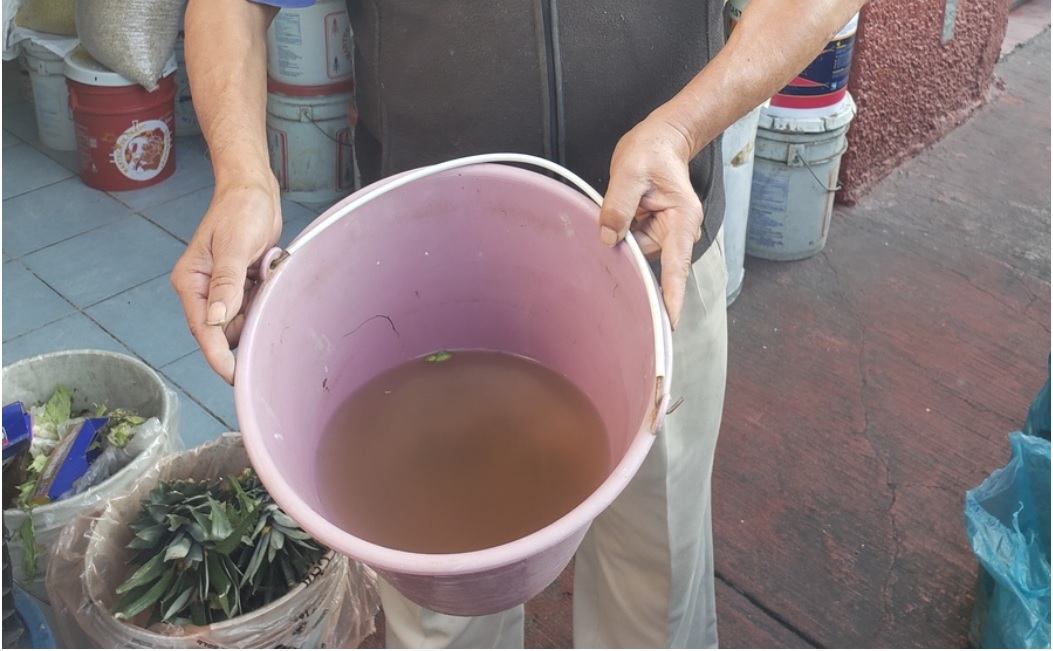 El agua presenta coloración y en ocasiones viene acompañada de partículas. (Diana Barajas)