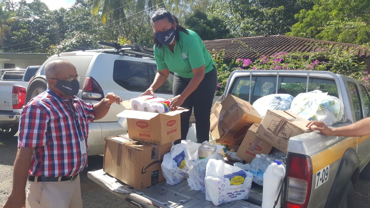 Donación de víveres tras inundaciones en la isla de Bahia (AFP)