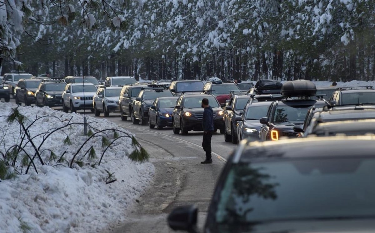 Las fuertes nevadas a lo largo de la US 50 hicieron que el tráfico aumentará al norte de California. | AP