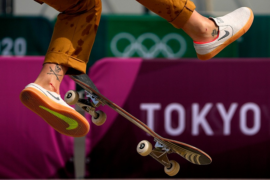 Leticia Bufoni, de Brasil, practica para la competencia de skate en los Juegos Olímpicos de Verano 2020. | AP