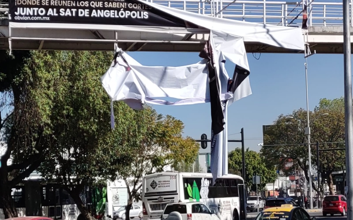 Lonas desprendidas de espectaculares en Puebla | Jaime Carrera