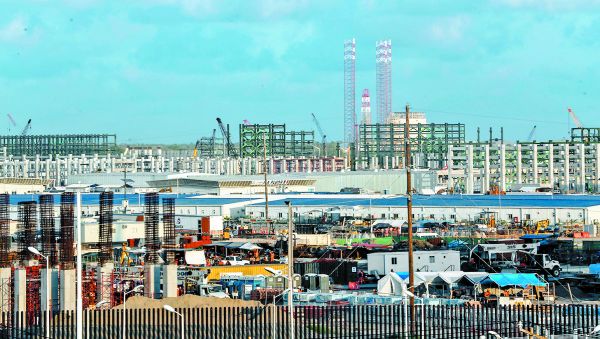 Las obras de la planta Olmeca, en Tabasco, que tendrá capacidad para procesar 340 mil toneles diarios. octavio hoyos