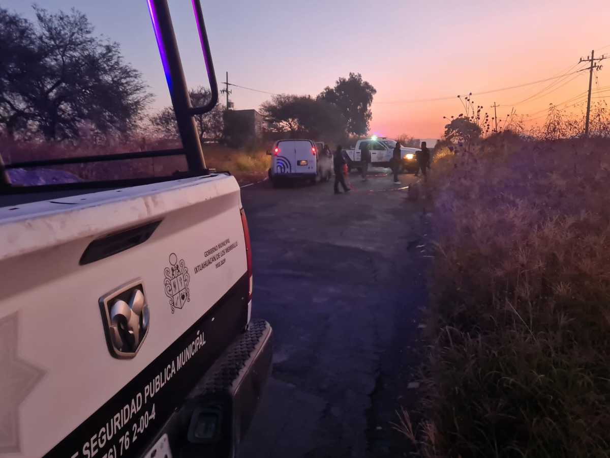 Policías de Ixtlahuacán de los Membrillos acuden a hallazgo de hombre muerto en carretera (Juan Carlos Munguía)