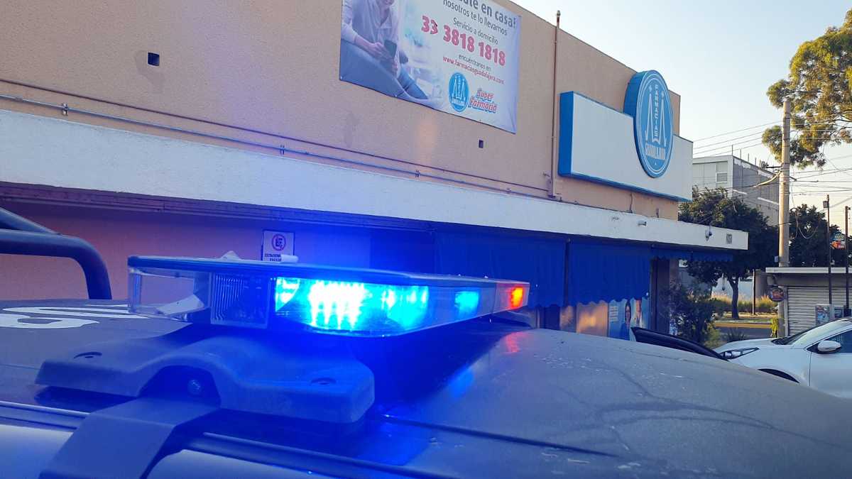 Policías resguardan escena de ataque en farmacia en Jardines Alcalde, Guadalajara (Juan Carlos Munguía)