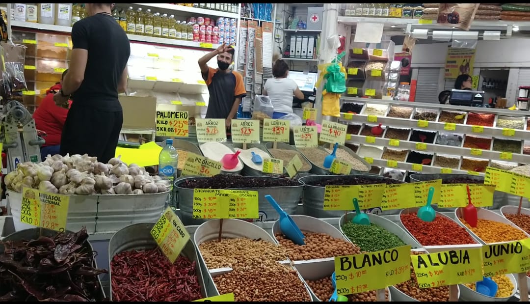 Tapatíos perciben un aumento de precios considerable en productos de la canasta básica. (Roberto Hurtado)
