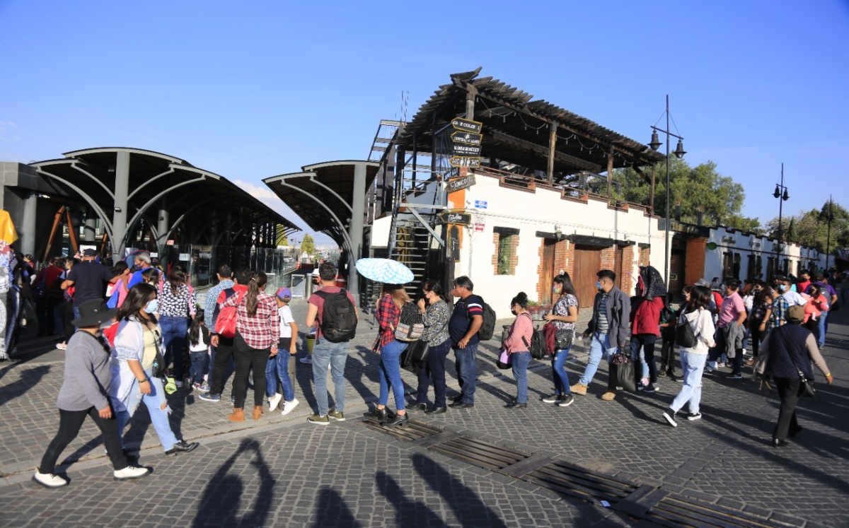 Usuarios hacen fila para acceder al Tren Turístico con destino a Puebla | Andrés Lobato