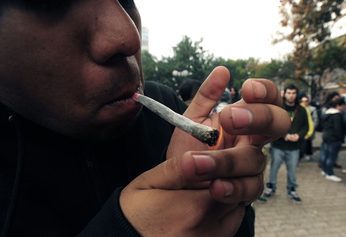 Los 'dealers' han encontrado diversas formas de vender mariguana | AFP