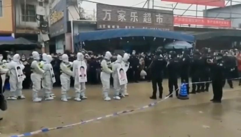 El desfile formaba parte de una serie de medidas disciplinarias anunciadas en agosto por el gobierno local de Jingxi.