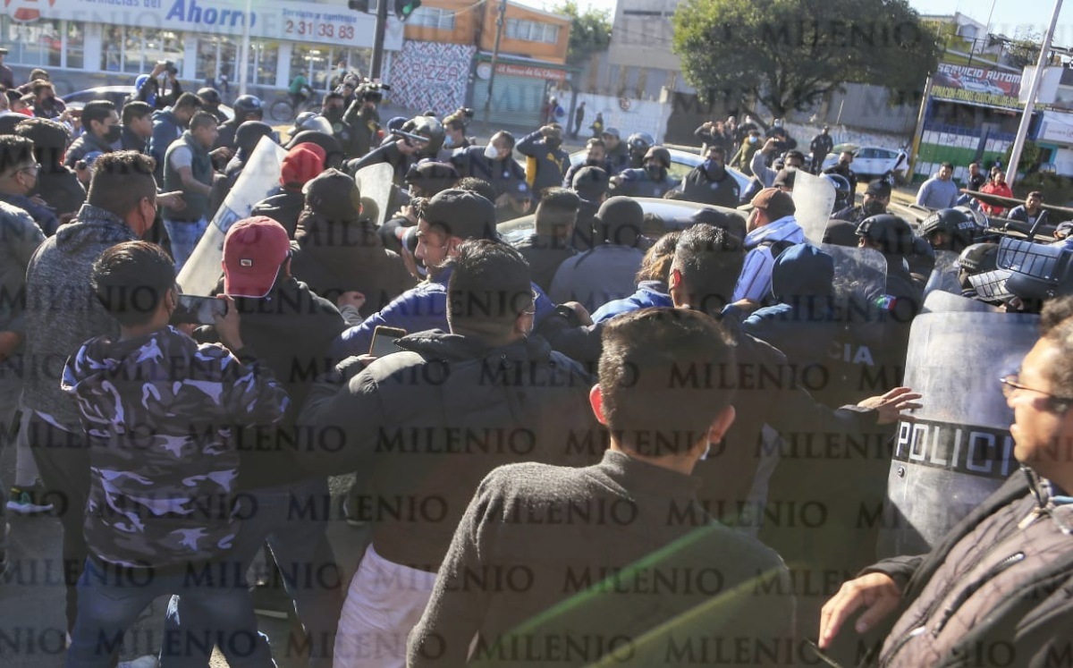 Granaderos abren paso en la China Poblana tras manifestación de taxis ejecutivos | Andrés Lobato