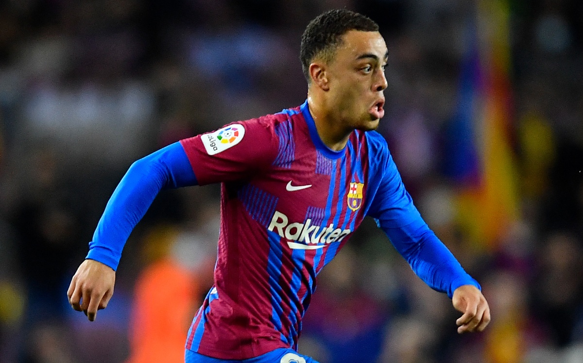 Sergiño Dest, positivo a covid-19 en el Barcelona (AFP)