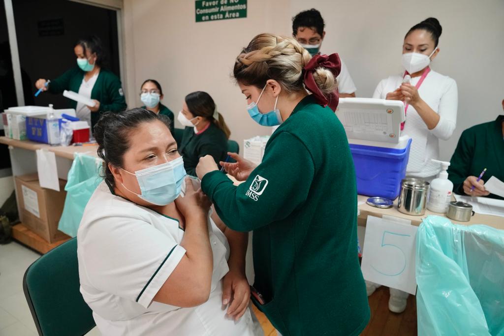 Aplicaron 2 mil 500 dosis en el Hospital de Traumatología, Ortopedia y Rehabilitación, Magdalena de las Salinas.