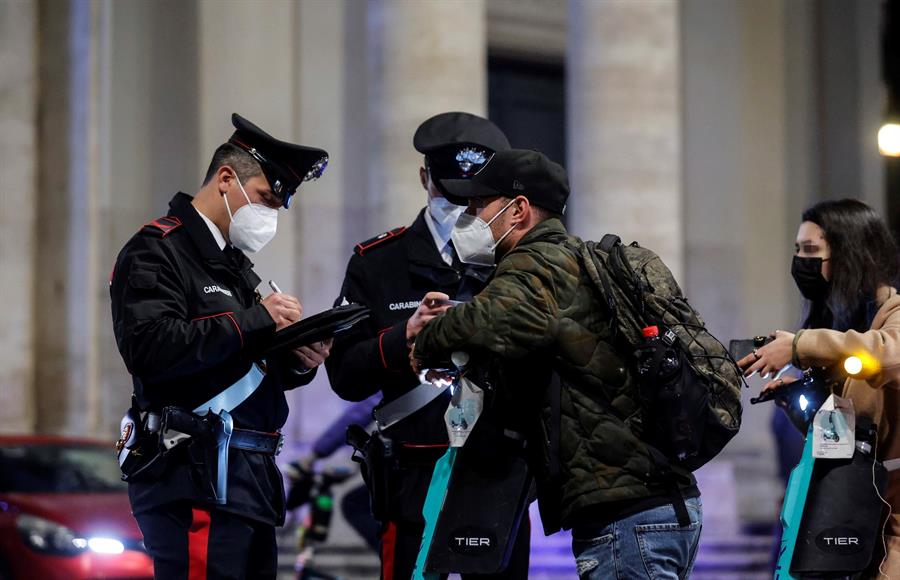 Carabineros italianos realizan controles durante las celebraciones de Nochevieja, en Roma, Italia. (EFE)