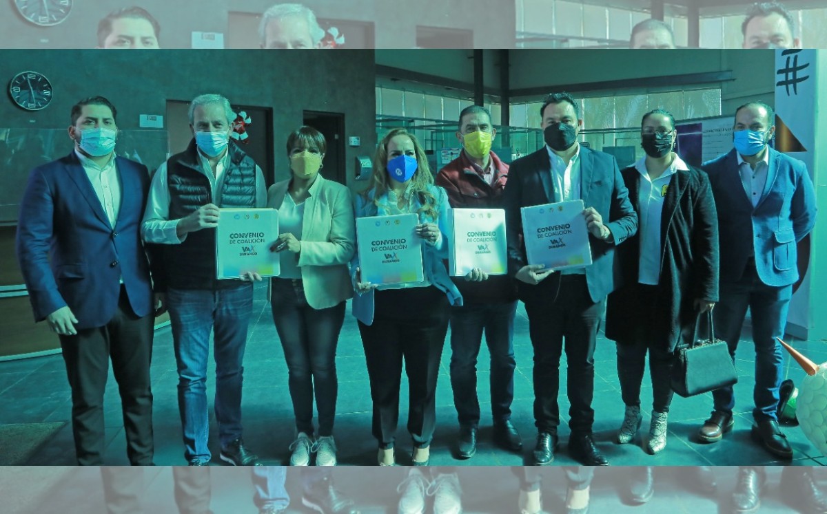 Dirigentes de los partidos al entregar el documento de coalición 'Va por Durango'. (Especial)