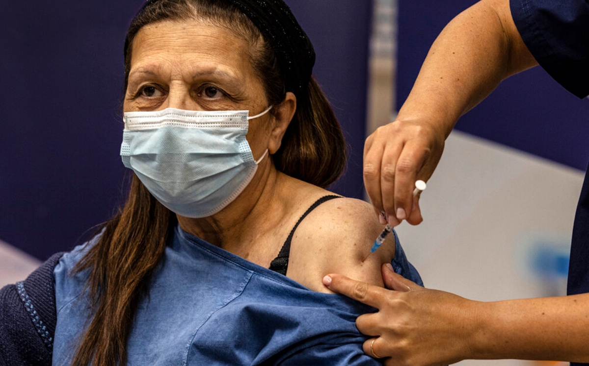 Israel aplica cuarta vacuna contra covid | AP