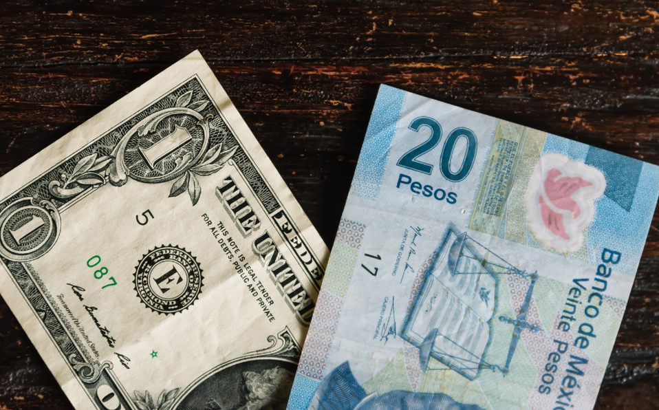 Peso dice 'adiós' al 2021 con una caída anual frente al dólar de 3%