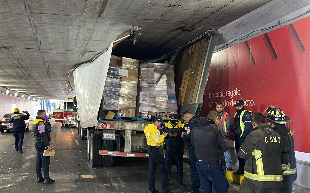 Tráiler se atora en Viaducto Miguel Alemán | Ramón Ramírez