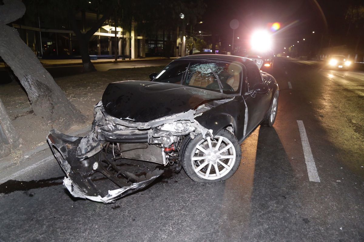 Auto deportivo se impactó contra un árbol I Enrique Luna