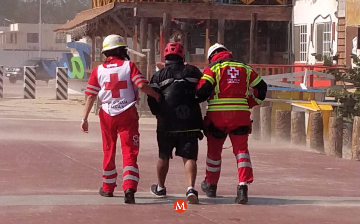 Ciclista atrapado en escolleras de playa Miramar por fuerte viento. (Pablo Reyes)