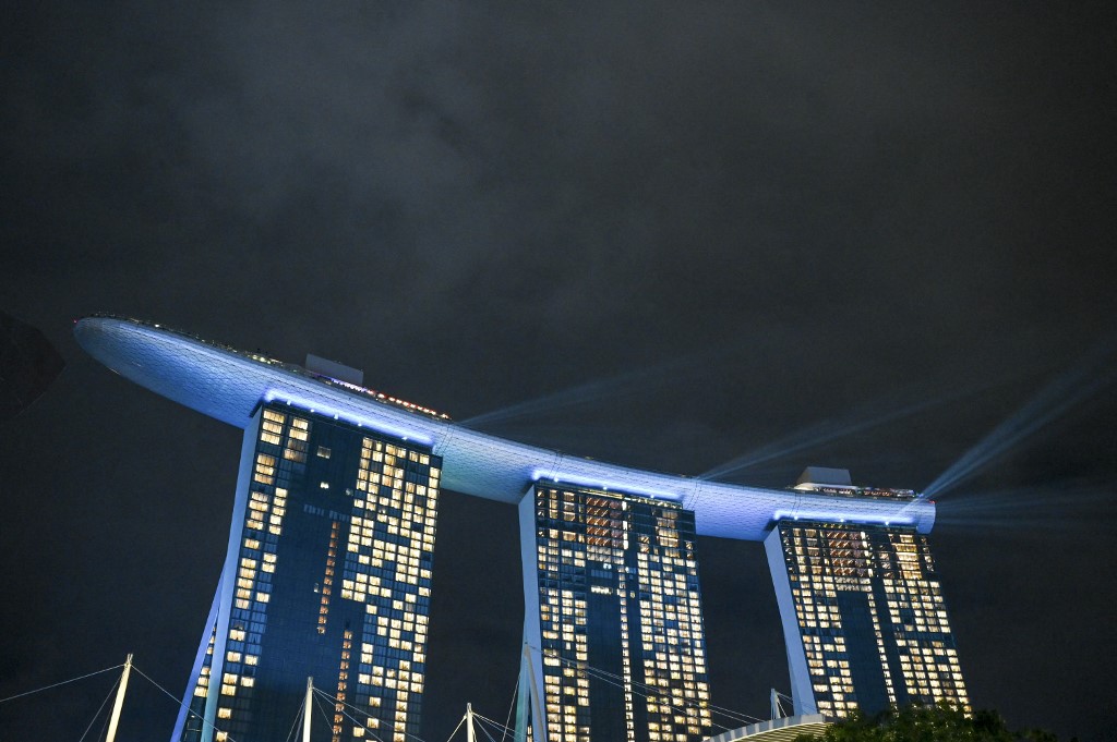 Hotel Marina Bay Sands en la víspera del Año Nuevo 2022, en Singapur. (AFP)
