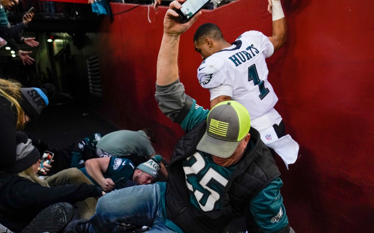 Jalen Hurts casi es golpeado por una grada que cayó del estadio (AP)