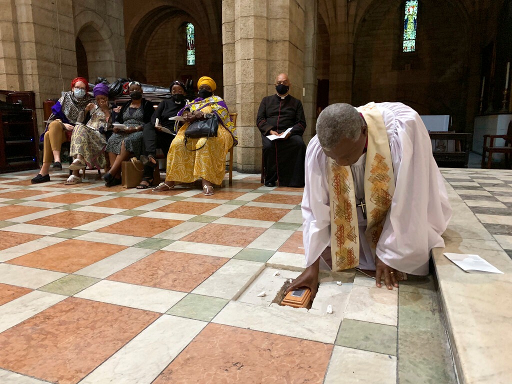 La urna con los restos de Tutu fue colocada bajo una lápida con las palabras "Desmond Mpilo Tutu, Octubre 1931 - Diciembre 2021, Arzobispo de Ciudad d