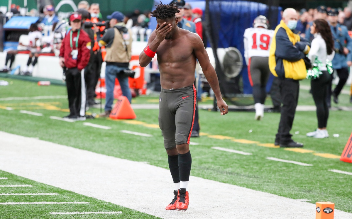 Antonio Brown es despedido de los Buccaneers (AP)